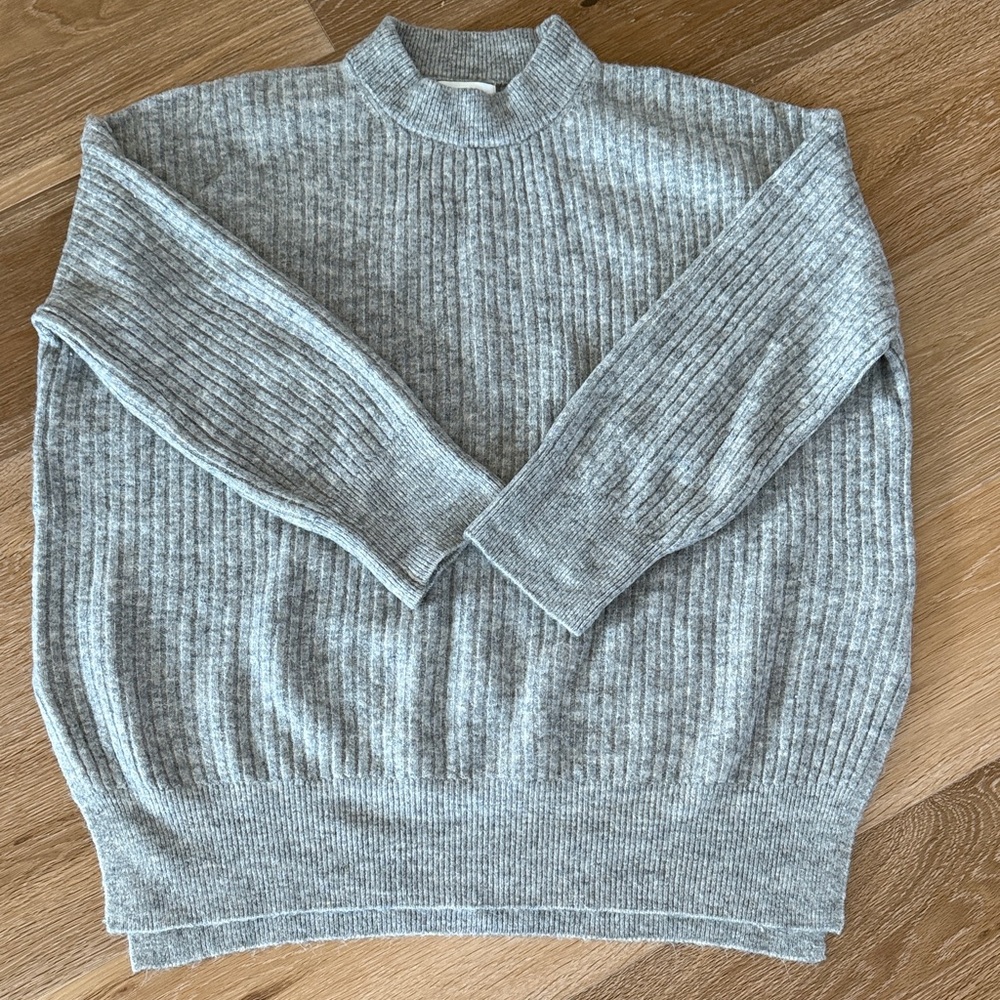 🥰H & M Rib Knit sweater w/ side slits
Size M, grey